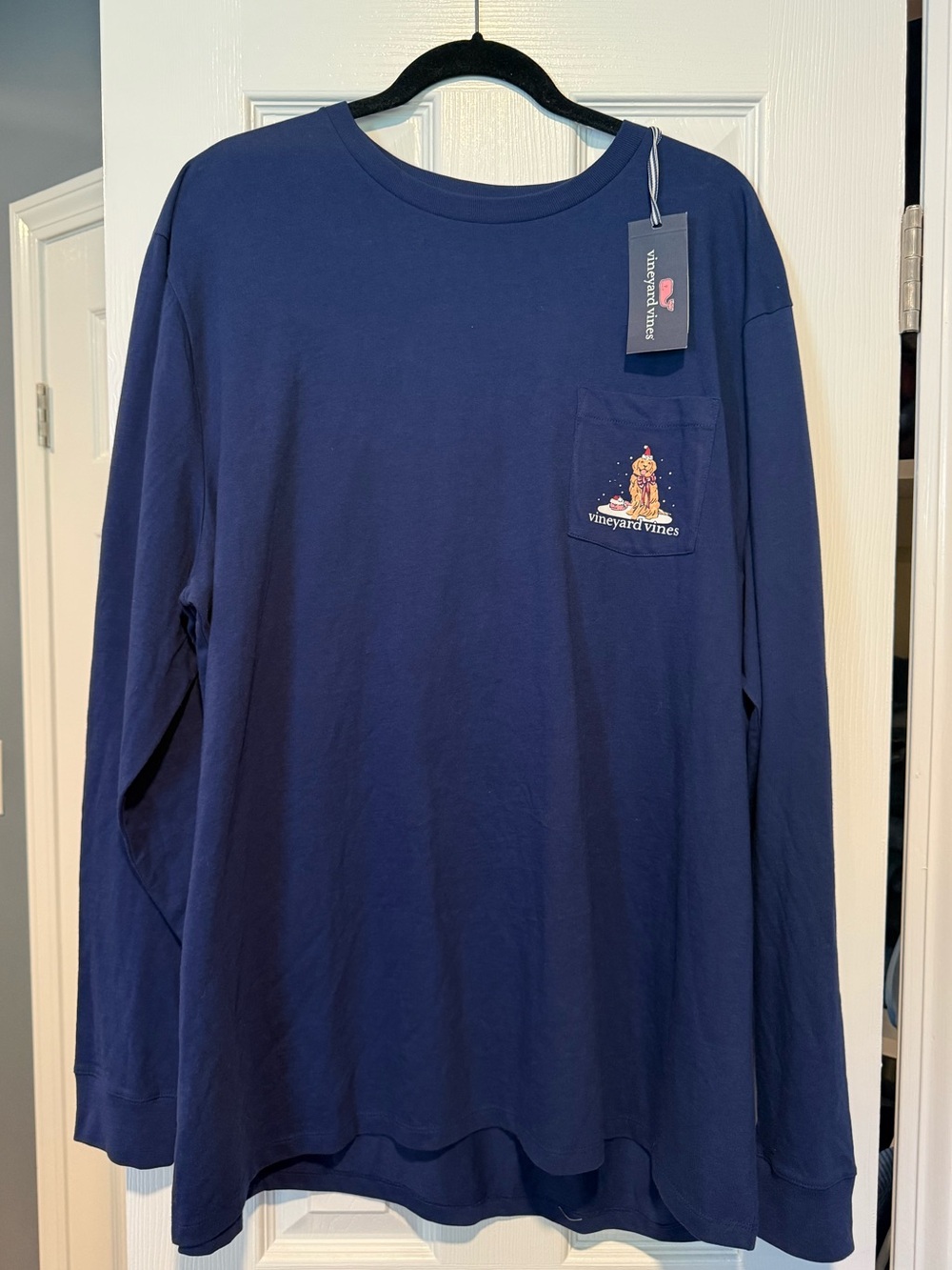 NWT Vineyard Vines Navy Pocket Tee with Festive Golden Retriever Graphic